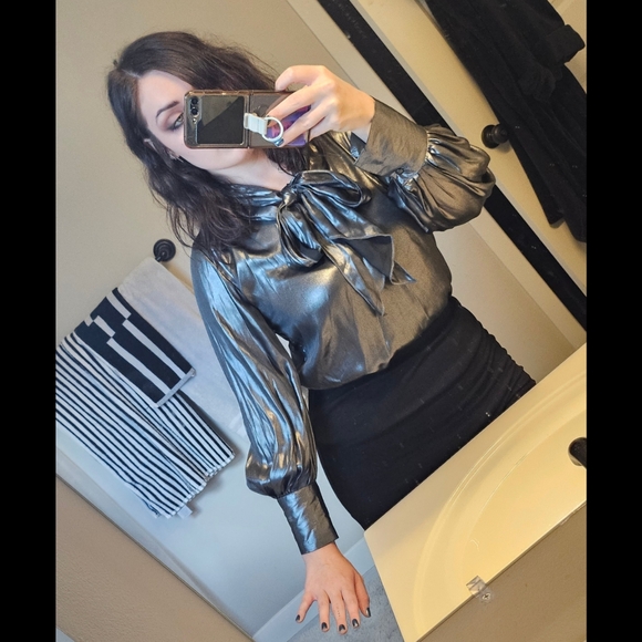 Metallic Bow Blouse - Picture 3 of 4
